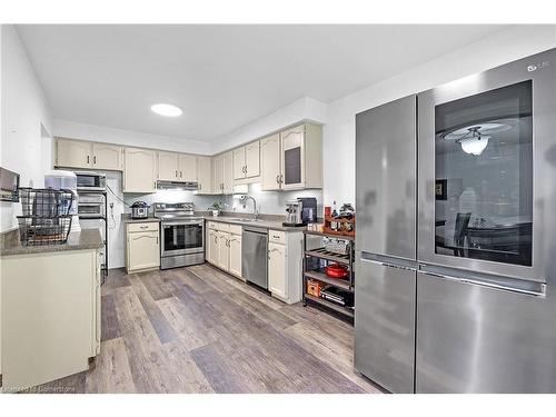 13-1205 Lamb'S Court, Burlington, ON - Indoor Photo Showing Kitchen