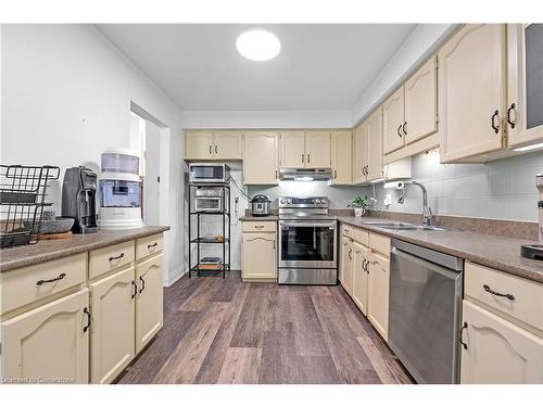 13-1205 Lamb'S Court, Burlington, ON - Indoor Photo Showing Kitchen