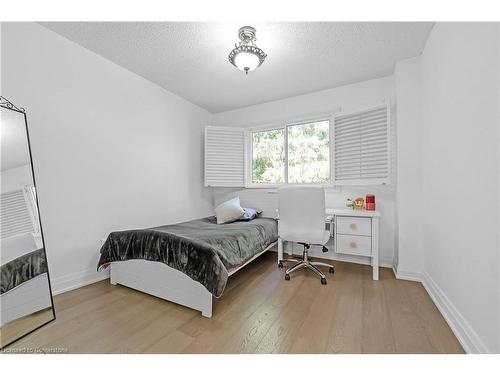 13-1205 Lamb'S Court, Burlington, ON - Indoor Photo Showing Bedroom