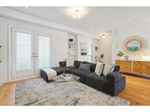 3-2071 Ghent Avenue, Burlington, ON - Indoor Photo Showing Living Room