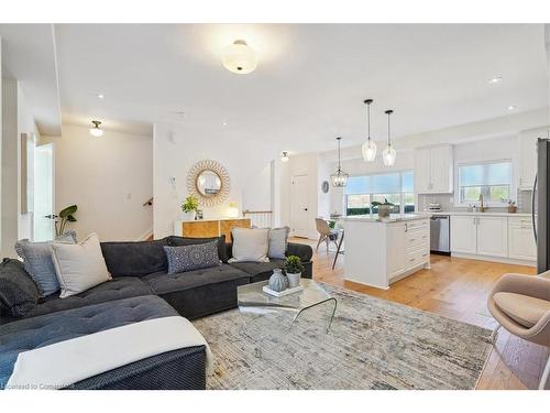 3-2071 Ghent Avenue, Burlington, ON - Indoor Photo Showing Living Room