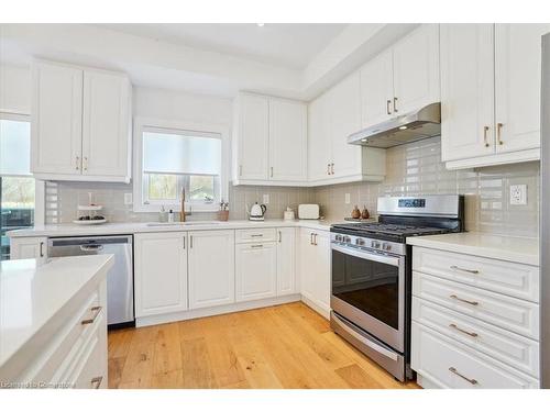 3-2071 Ghent Avenue, Burlington, ON - Indoor Photo Showing Kitchen With Upgraded Kitchen