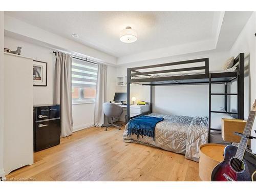 3-2071 Ghent Avenue, Burlington, ON - Indoor Photo Showing Bedroom