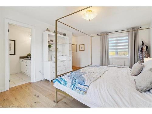 3-2071 Ghent Avenue, Burlington, ON - Indoor Photo Showing Bedroom