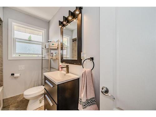 50 Grandfield Street, Hamilton, ON - Indoor Photo Showing Bathroom