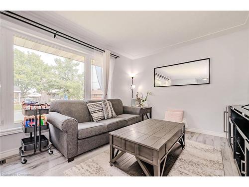 50 Grandfield Street, Hamilton, ON - Indoor Photo Showing Living Room