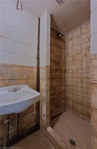 680 Clare Avenue, Welland, ON - Indoor Photo Showing Bathroom