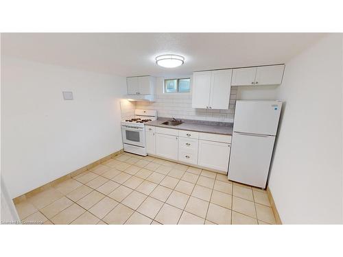 10 Ashley Circle, St. Catharines, ON - Indoor Photo Showing Kitchen