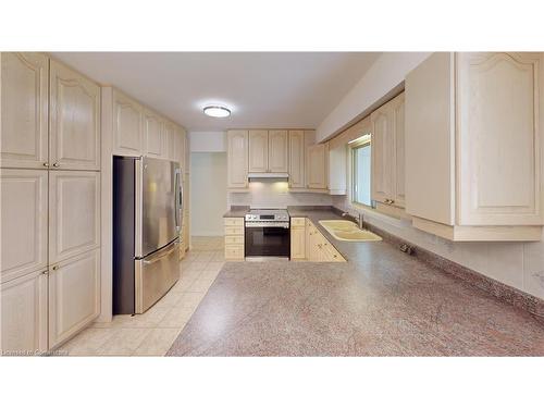 10 Ashley Circle, St. Catharines, ON - Indoor Photo Showing Kitchen