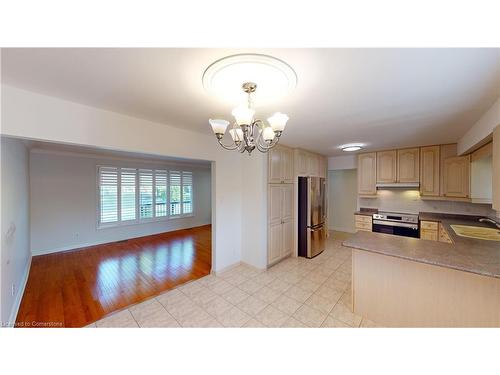 10 Ashley Circle, St. Catharines, ON - Indoor Photo Showing Kitchen