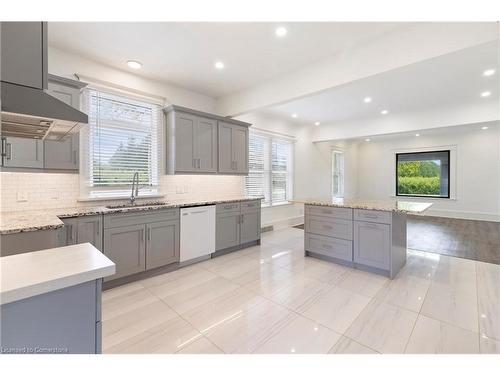 630 Lakeshore Road, Niagara-On-The-Lake, ON - Indoor Photo Showing Kitchen With Upgraded Kitchen