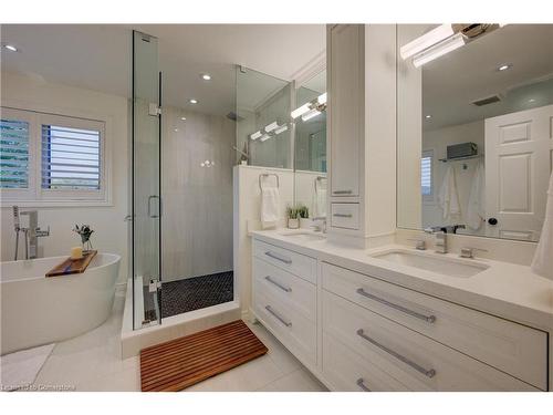 517 Larkspur Lane, Burlington, ON - Indoor Photo Showing Bathroom