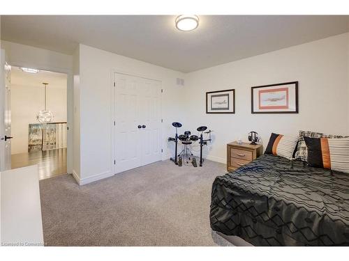 517 Larkspur Lane, Burlington, ON - Indoor Photo Showing Bedroom