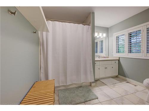 517 Larkspur Lane, Burlington, ON - Indoor Photo Showing Bathroom