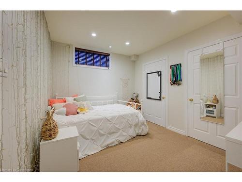 517 Larkspur Lane, Burlington, ON - Indoor Photo Showing Bedroom