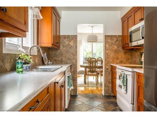 4 Knollwood Court, Dundas, ON - Indoor Photo Showing Kitchen With Double Sink