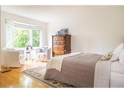 4 Knollwood Court, Dundas, ON - Indoor Photo Showing Bedroom