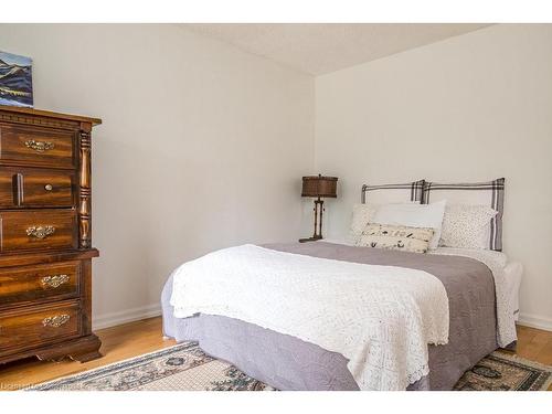 4 Knollwood Court, Dundas, ON - Indoor Photo Showing Bedroom