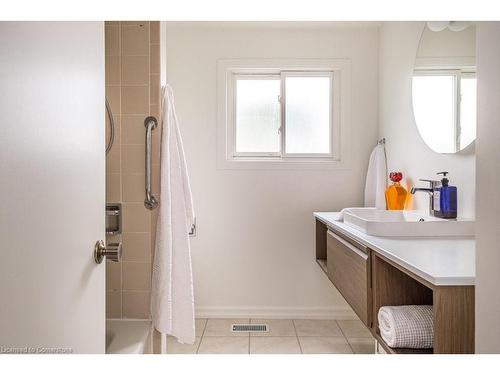 4 Knollwood Court, Dundas, ON - Indoor Photo Showing Bathroom