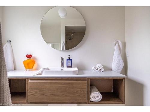 4 Knollwood Court, Dundas, ON - Indoor Photo Showing Bathroom