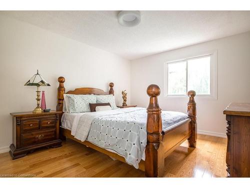 4 Knollwood Court, Dundas, ON - Indoor Photo Showing Bedroom