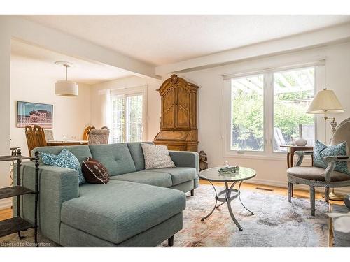 4 Knollwood Court, Dundas, ON - Indoor Photo Showing Living Room