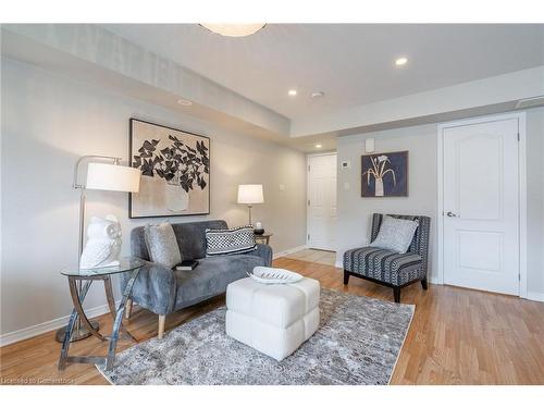 125-2441 Greenwich Drive, Oakville, ON - Indoor Photo Showing Living Room