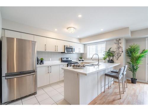 125-2441 Greenwich Drive, Oakville, ON - Indoor Photo Showing Kitchen