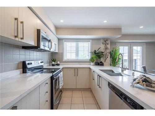 125-2441 Greenwich Drive, Oakville, ON - Indoor Photo Showing Kitchen With Double Sink