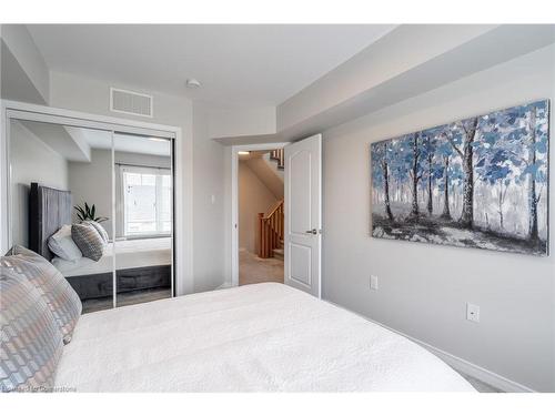 125-2441 Greenwich Drive, Oakville, ON - Indoor Photo Showing Bedroom