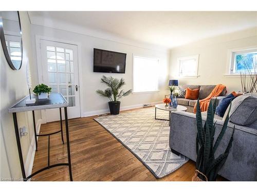 61 Marmora Street, St. Catharines, ON - Indoor Photo Showing Living Room