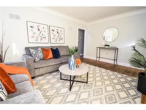 61 Marmora Street, St. Catharines, ON - Indoor Photo Showing Living Room