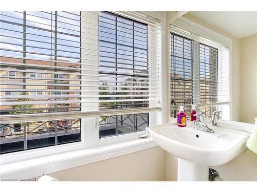 31 Mayland Trail, Stoney Creek, ON - Indoor Photo Showing Bathroom