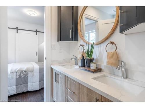 1017 Plains View Avenue, Burlington, ON - Indoor Photo Showing Bathroom