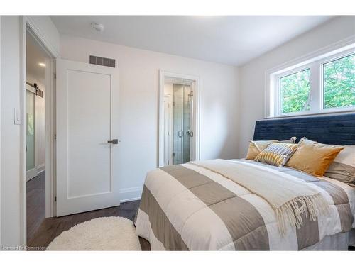 1017 Plains View Avenue, Burlington, ON - Indoor Photo Showing Bedroom