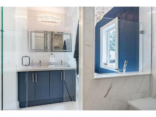 1017 Plains View Avenue, Burlington, ON - Indoor Photo Showing Bathroom