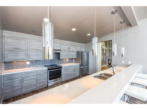 1804-2081 Fairview Street, Burlington, ON - Indoor Photo Showing Kitchen With Double Sink With Upgraded Kitchen