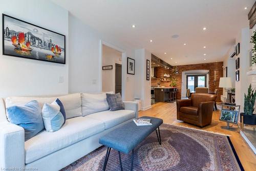 15 Melrose Avenue S, Hamilton, ON - Indoor Photo Showing Living Room