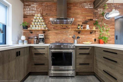 15 Melrose Avenue S, Hamilton, ON - Indoor Photo Showing Kitchen With Upgraded Kitchen