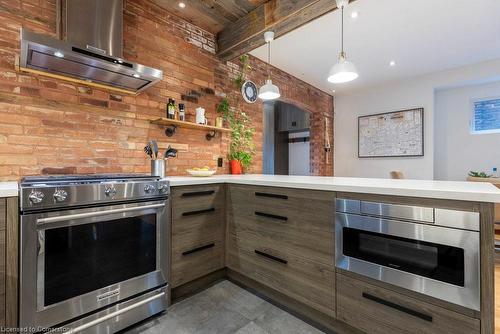 15 Melrose Avenue S, Hamilton, ON - Indoor Photo Showing Kitchen