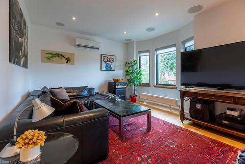 15 Melrose Avenue S, Hamilton, ON - Indoor Photo Showing Living Room