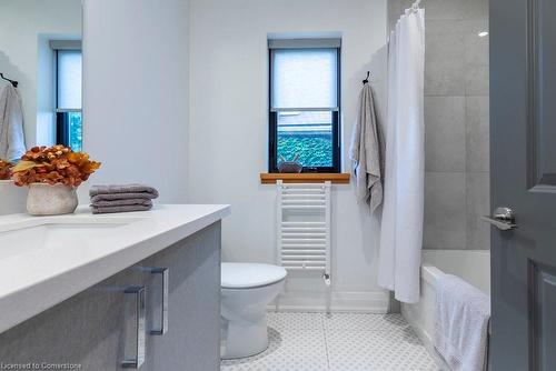 15 Melrose Avenue S, Hamilton, ON - Indoor Photo Showing Bathroom