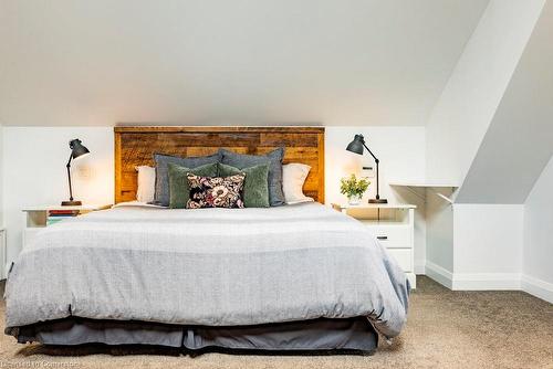 15 Melrose Avenue S, Hamilton, ON - Indoor Photo Showing Bedroom