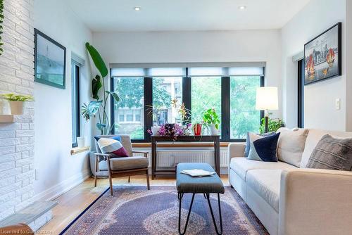 15 Melrose Avenue S, Hamilton, ON - Indoor Photo Showing Living Room