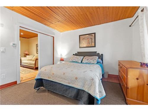 94 East 35Th Street, Hamilton, ON - Indoor Photo Showing Bedroom