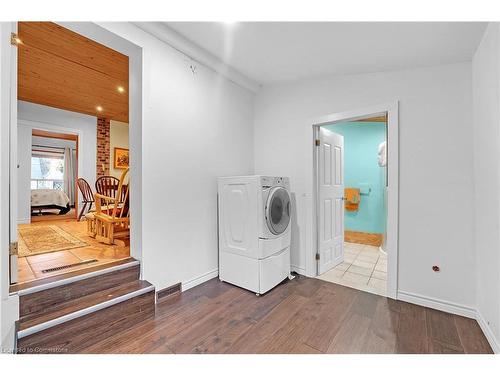 94 East 35Th Street, Hamilton, ON - Indoor Photo Showing Laundry Room