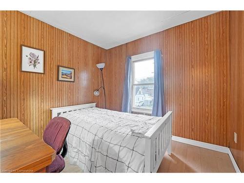 94 East 35Th Street, Hamilton, ON - Indoor Photo Showing Bedroom