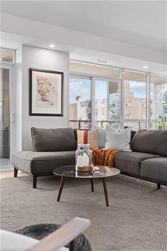 409-11 Bronte Road, Oakville, ON - Indoor Photo Showing Living Room