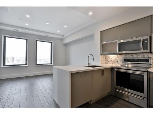 1105-112 King Street E, Hamilton, ON - Indoor Photo Showing Kitchen