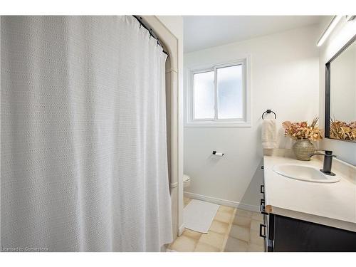 80 Upper Paradise Road, Hamilton, ON - Indoor Photo Showing Bathroom